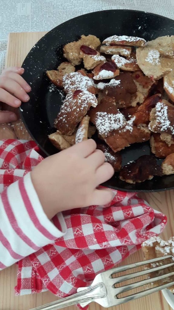 Das einfache und gelingsichere Rezept für leckeren Kaiserschmarrn wie im Skiurlaub schmeckt nicht nur Kindern. Küchentraum & Purzelbaum | #einfach | #lecker