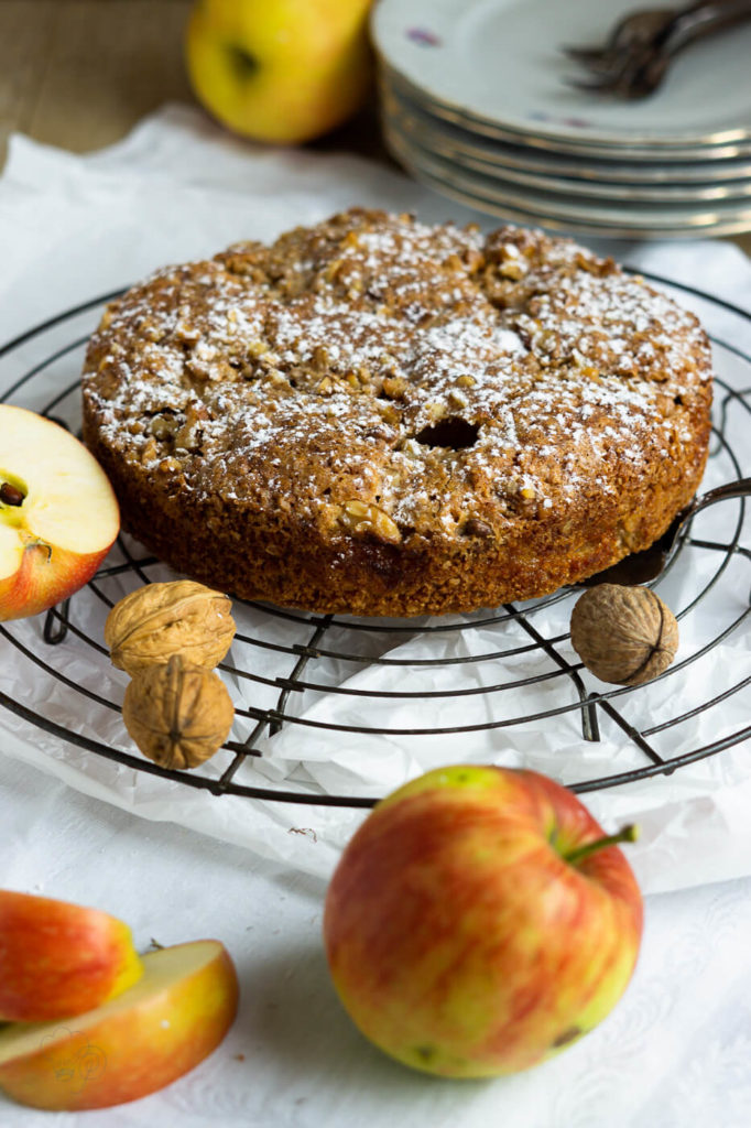 Schnell und lecker. Unter diesem Motto steht dieser tolle Dinkel-Apfelkuchen mit einer schönen knusprigen Kruste. Küchentraum & Purzelbaum | #apfel | #dinkel-apfelkuchen| #herbst | #apfelkuchen