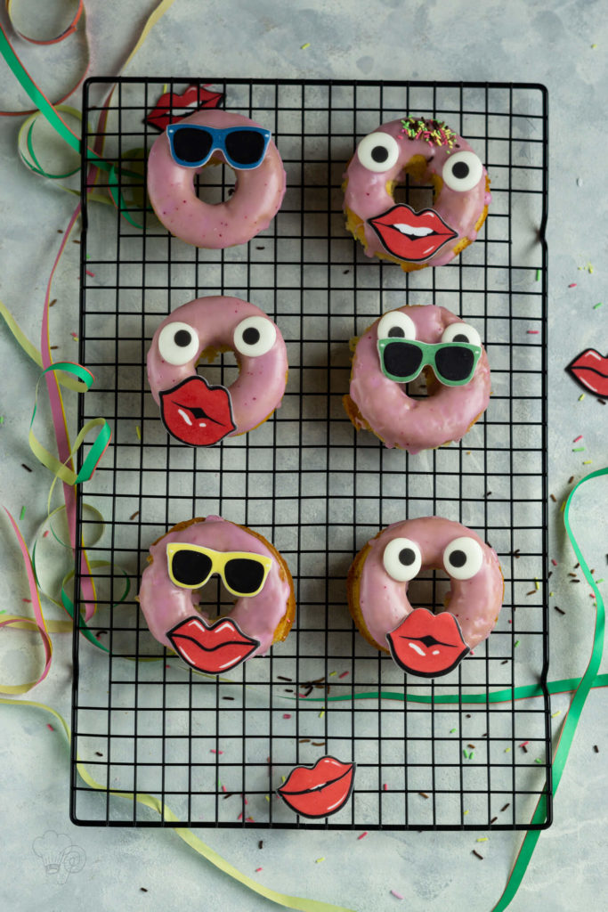 Diese leckeren Donuts werden im Ofen gebacken und sind das des Biskuits herrlich luftig und leicht. Das dürft ihr euch nicht entgehen lassen. Küchentraum & Purzelbaum | #donuts | #biskuit | #backen