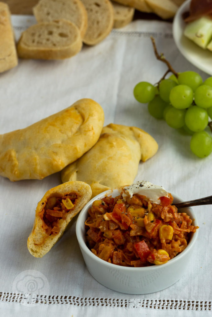 Diese vegetarischen Empanadas oder Empanadillas sind ein leckeres und einfaches Fingerfood. Dieser Snack macht sich auf gut auf dem Tapas Buffet. Küchentraum & Purzelbaum | #tapas | #empanadas | #vegetarisch