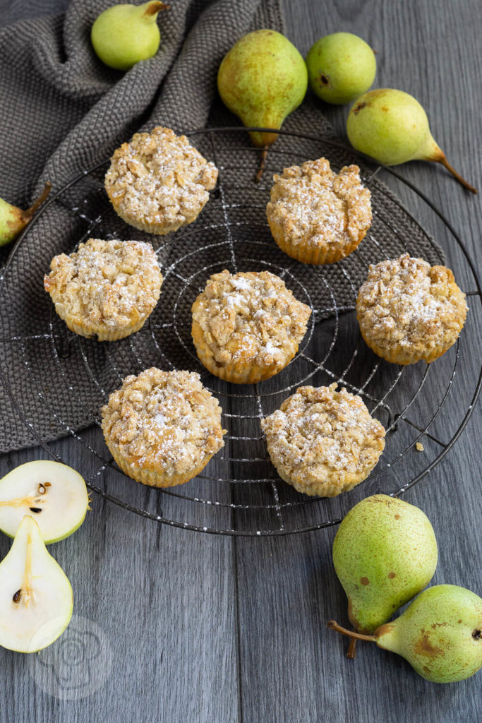 Einfache und saftige Birnenmuffins mit Streuseln. Die leckeren Muffins schmecken wunderbar herbstlich und sind eine gute Alternative zu Äpfeln. Küchentraum & Purzelbaum | #muffins | #backen | #birnen