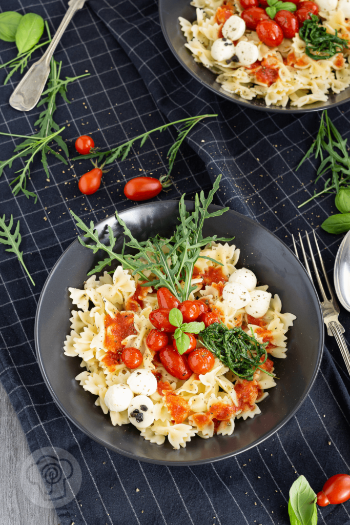 Diese schnelle und leckere Pasta Bowl mit Tomaten, Mozzarella und Rucola müsst ihr unbedingt probieren. Sie erfüllt fast alle Vorgaben des Clean Eating. Küchentraum & Purzelbaum | #pasta | #bowl | #nudeln