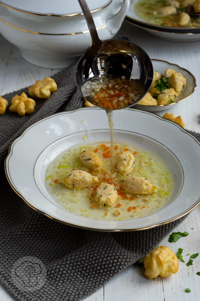 Gemüsesuppe mit Grießklößchen und Schwimmerle im Suppenteller