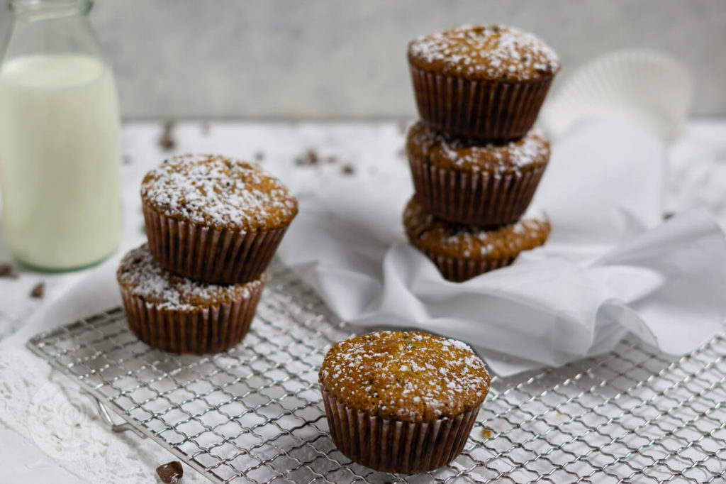 Rezept zum Backen: Saftige Muffins mit Schokostückchen. Die Muffins gehen super schnell und sind saftig und fluffig zugleich. Backen wir doch einfach gemeinsam den Frust von der Seele. Küchentraum & Purzelbaum
