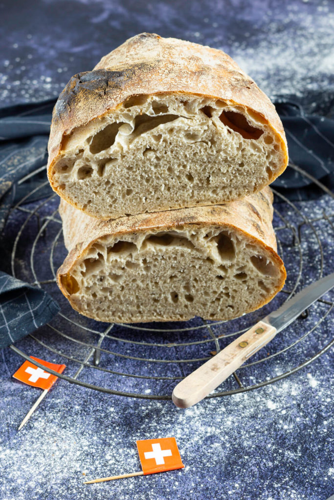 Rezept zum Backen. Dieses tolle und luftige Solothurner Brot müsst ihr unbedingt mal probieren. Durch Sauerteig wird es schön aromatisch. Typisch für das Brot ist die Kropfbildung an der Seite. Erfahrt außerdem, was Solothurn mit der Zahl 11 zu tun hat. Küchentraum & Purzelbaum