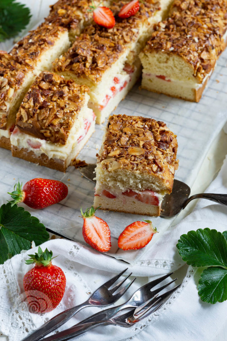 Bienenstich mit Erdbeeren - Küchentraum &amp; Purzelbaum