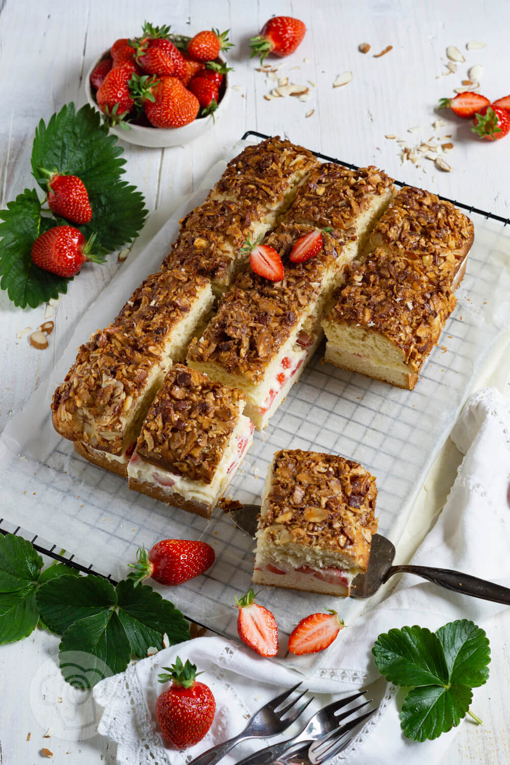 Bienenstich mit Erdbeeren - Küchentraum &amp; Purzelbaum