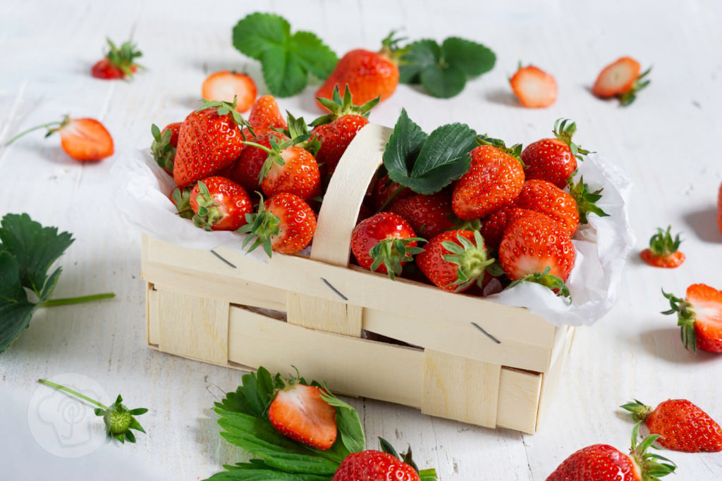 Leckere Erdbeeren in einem Körbchen.