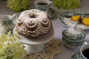 Apfelkuchen mit Safran auf einer Etagère