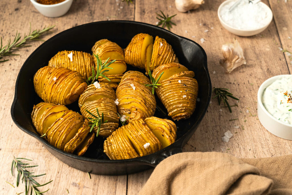 Hasselback-Kartoffeln in der Pfanne