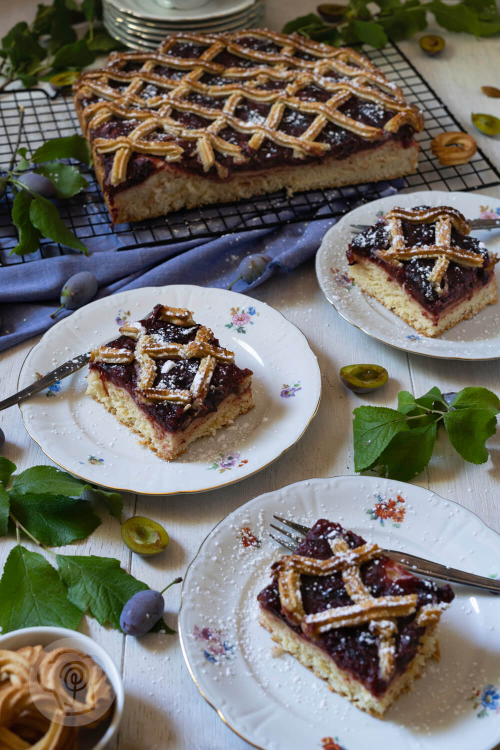 Pflaumenkuchen mit Marzipangitter - Küchentraum &amp; Purzelbaum