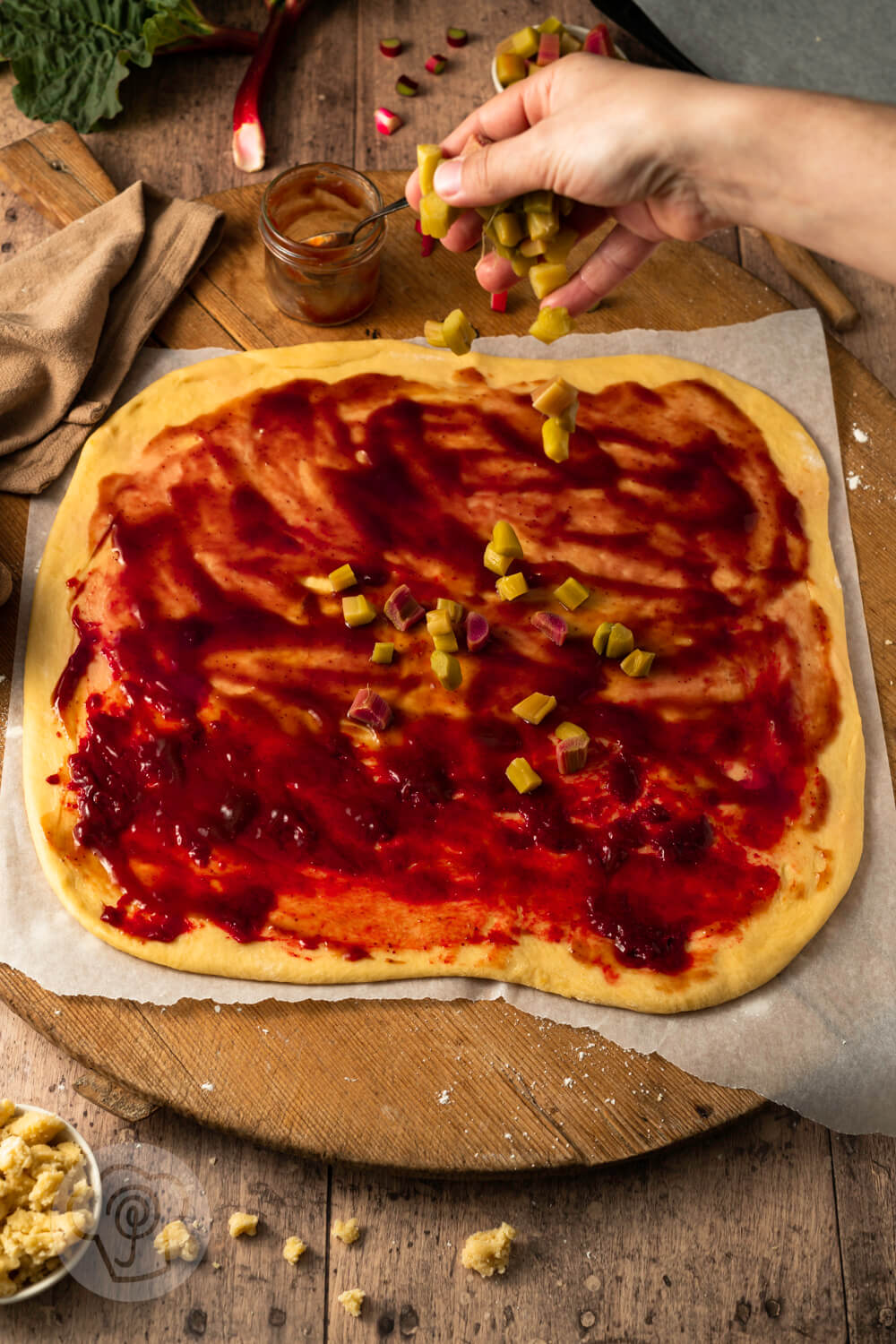 Rhabarber Schnecken mit Streuseln und Erdbeeren - Küchentraum &amp; Purzelbaum