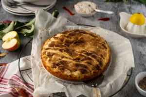 Schwedischer Apfelkuchen auf einem Rost, Tortenschaufel