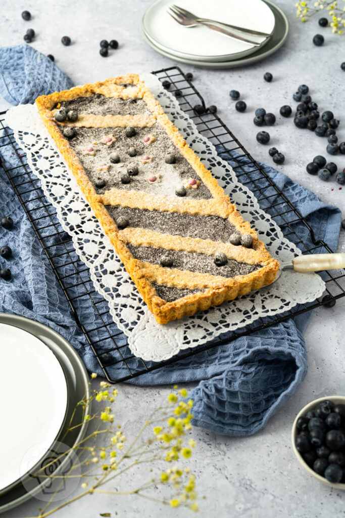 Schwedische Blaubeer-Tarte auf einem Kuchenrost