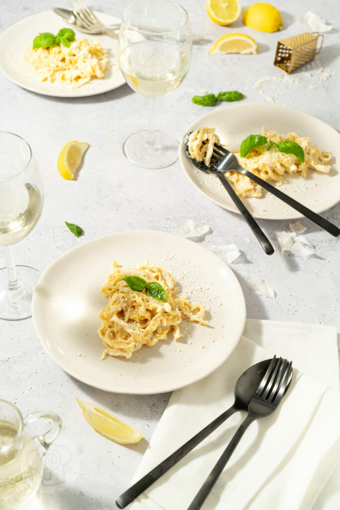 Pasta al Limone - Pasta mit cremiger Zitronensauce mit kühlem Weißwein und frischer Zitrone