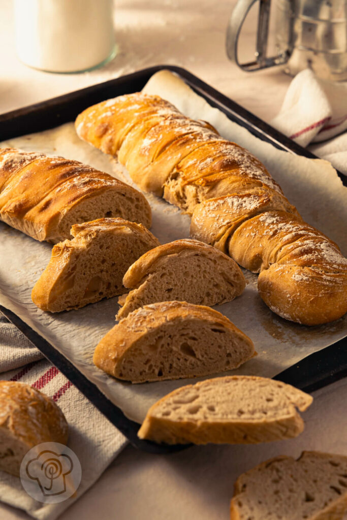 Rustikales Wurzelbrot aufgeschnitten