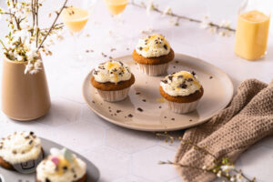 Eierlikör-Muffins auf dem Teller, dazu Eierlikör