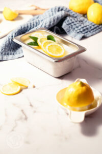 Sorbetto al limone - einfaches Zitronensorbet im Eisbehälter