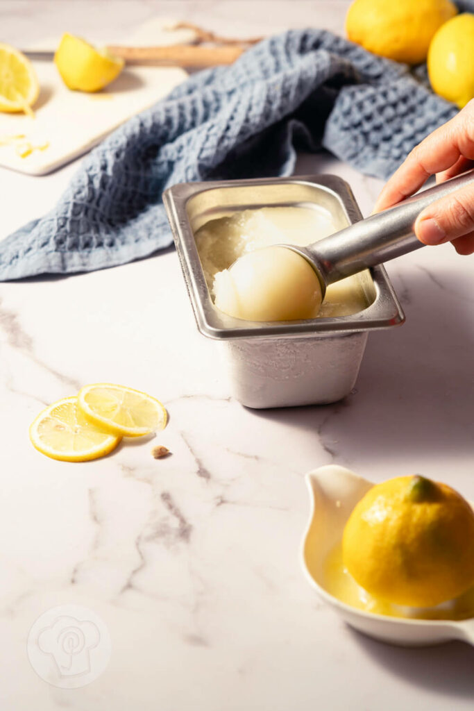 Sorbetto al limone - einfaches Zitronensorbet - im Eisbehälter