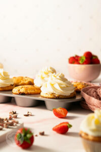 Yogurette Muffins mit Sahnetopping, Erdbeeren und Schokolade in der Muffinform - Zubereitung