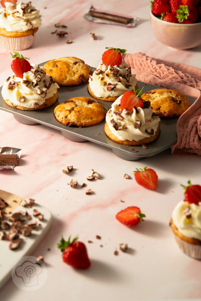 Yogurette Muffins mit Sahnetopping, Erdbeeren und Schokolade in der Muffinform