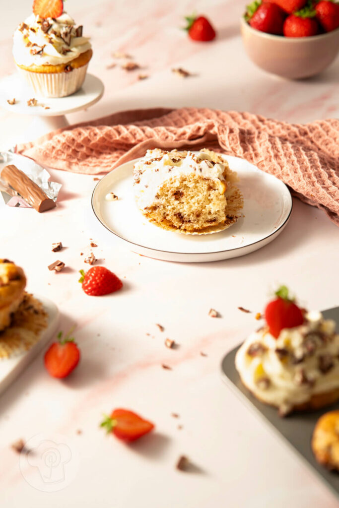 Anschnitt Yogurette Muffins mit Sahnetopping, Erdbeeren und Schokolade
