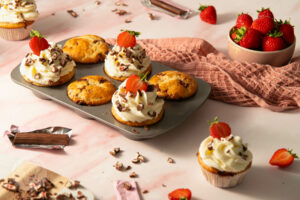 Yogurette Muffins mit Sahnetopping, Erdbeeren und Schokolade in der Muffinform