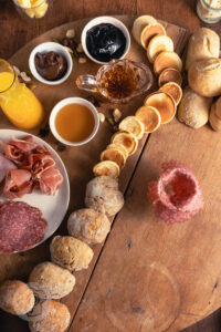 Einfaches Breakfast Board - Frühstücksboard mit Ei, Brötchen, Wurst und Käse - Zubereitung