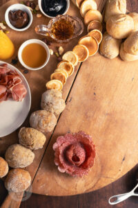 Einfaches Breakfast Board - Frühstücksboard mit Ei, Brötchen, Wurst und Käse - Zubereitung