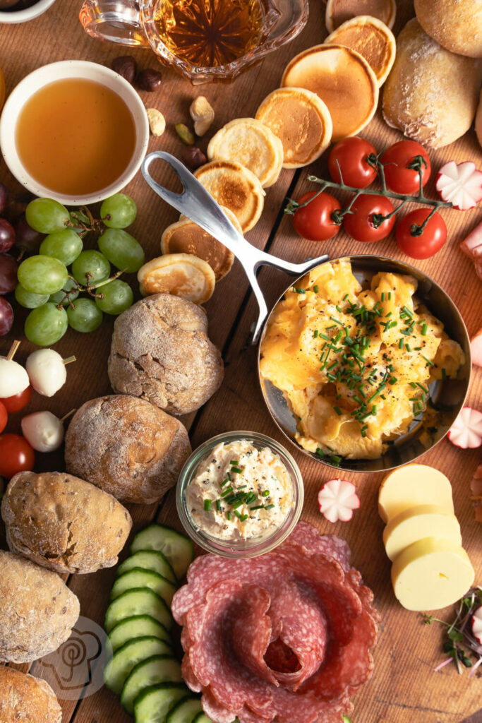 Einfaches Breakfast Board - Frühstücksboard mit Ei, Brötchen, Wurst und Käse