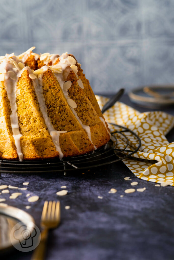 Einfacher Safran-Mandel-Kuchen auf dem Kuchenrost