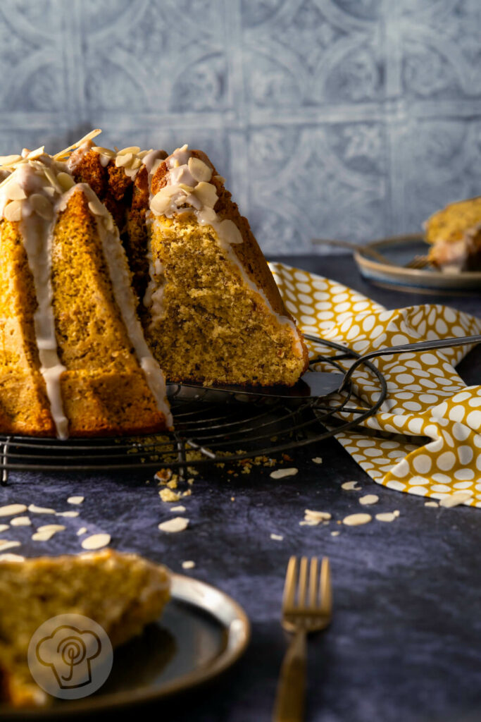 Einfacher Safran-Mandel-Kuchen - angeschnitten