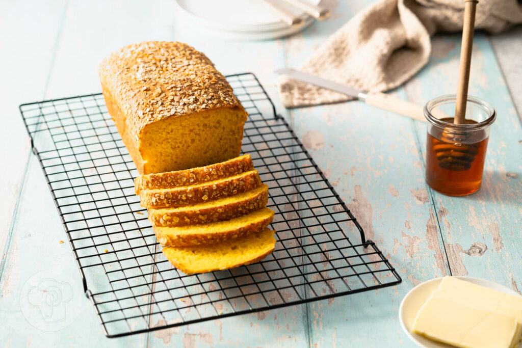 Südafrikanisches Maisbrot - auf einem Rost, aufgeschnitten