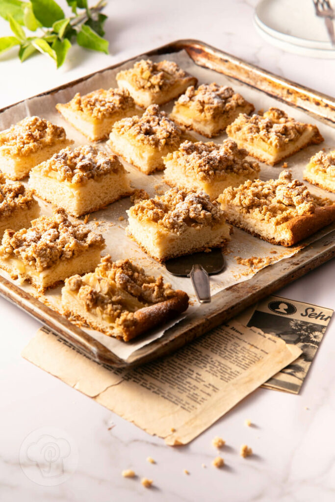 Apfelkuchen mit Streuseln vom Blech - Kuchenstücke auf dem Blech