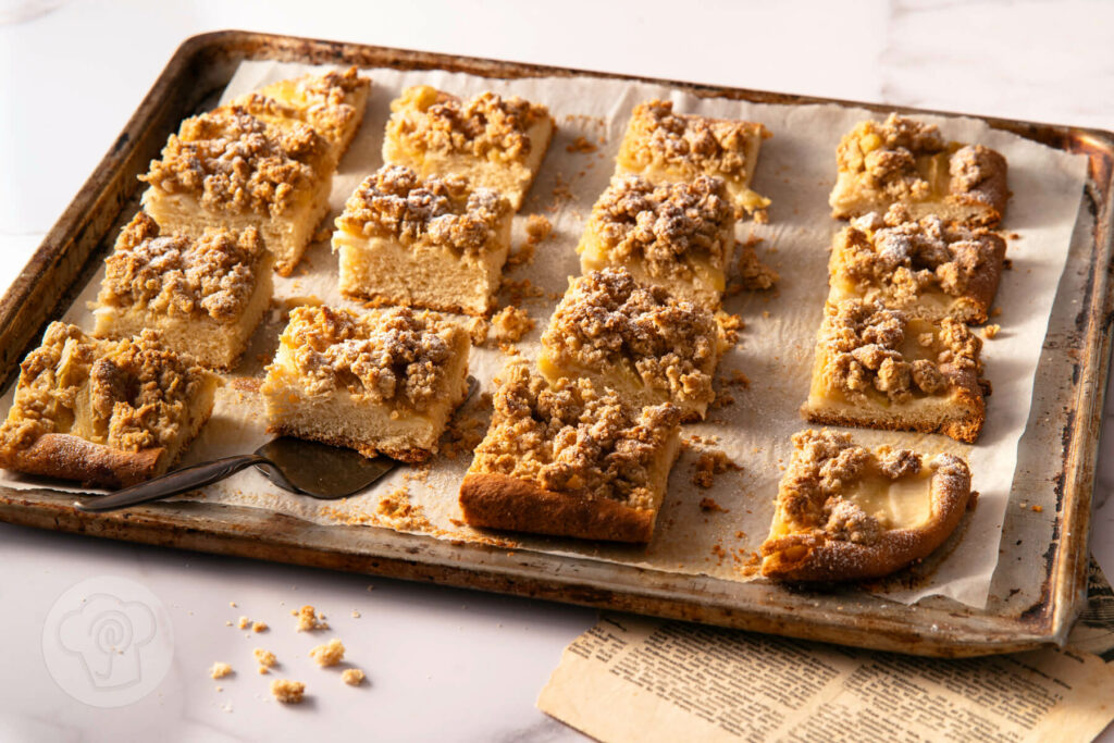 Apfelkuchen mit Streuseln vom Blech - Kuchenstücke auf dem Blech