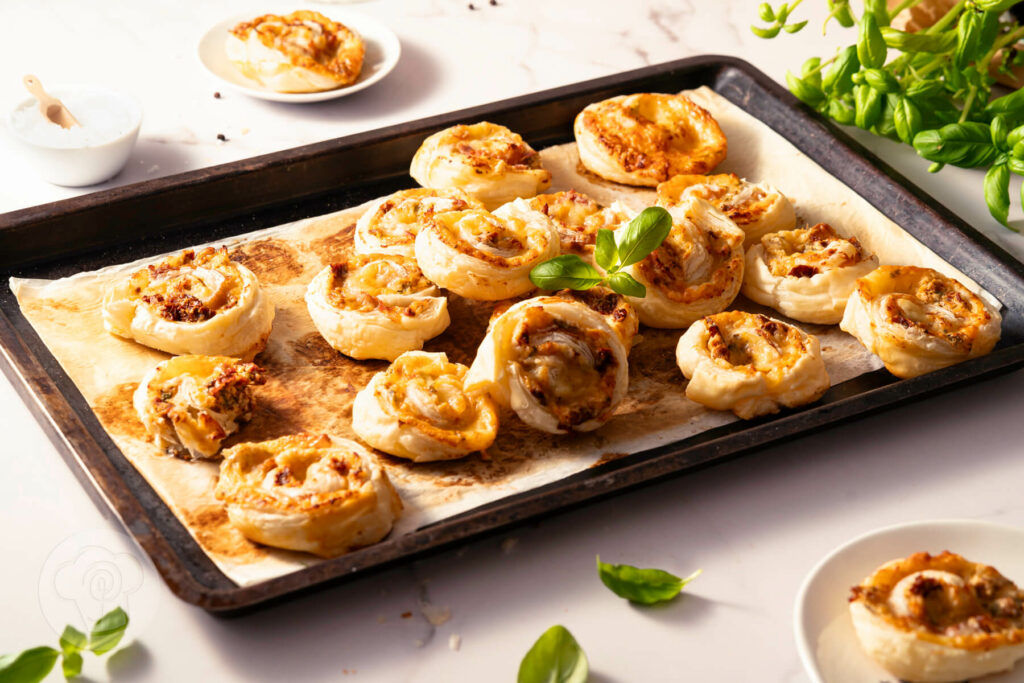 Blätterschnecken mit Parmaschinken auf dem Blech