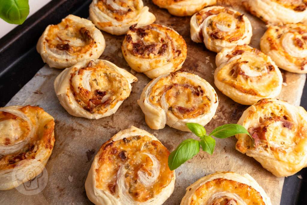 Blätterschnecken mit Parmaschinken auf dem Blech