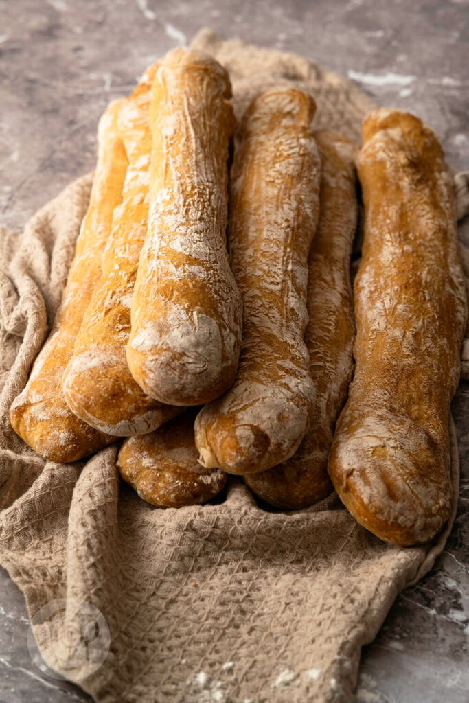 Pane Stirato - Brotstangen mit Dinkel - gestapelt