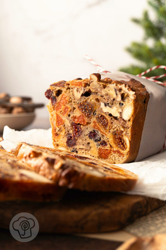 Einfaches Früchtebrot mit Nüssen, angeschnitten