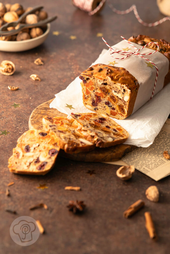 Einfaches Früchtebrot mit Nüssen, angeschnitten