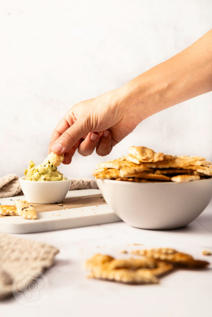 Knusprige Cracker mit Sauerteig mit Avocado-Dip