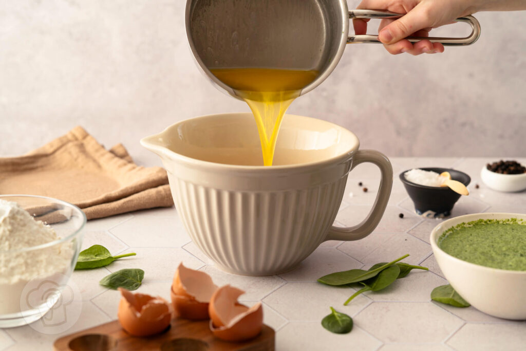 Einfache und frühlingshafte Spinatwaffeln - Zubereitung - flüssige Butter zufügen